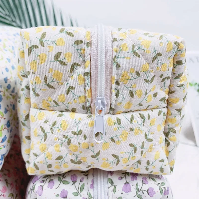 organisateur voyage polyester fleurs motifs multicolores sac compression usage cosmétiques rangement détails travail toilette transport