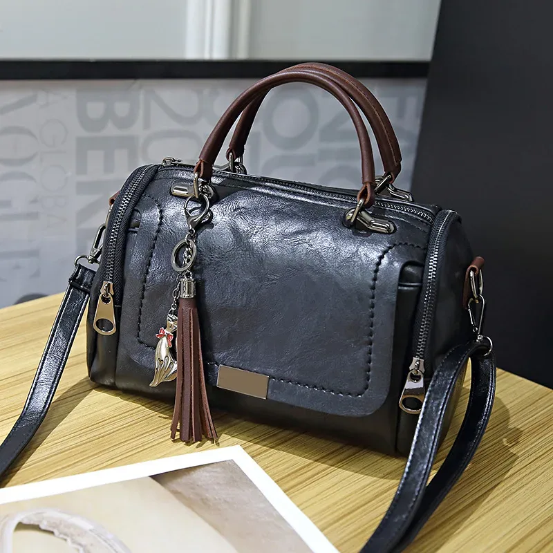 sac dos cuir pu marron motif coutures poignée supérieure pince chat chaînette format ovale voyage fille