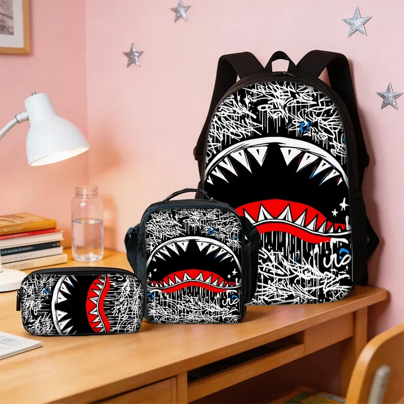 sac dos nylon noir motif requin graphique poignée souple bandoulière arquée compartiment principal poches latérales usage voyage école