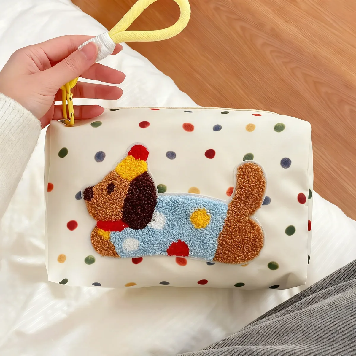 trousse polyester blanche chien tricoté pois colorés sangle poignet organisation maquillage toilette voyage femmes