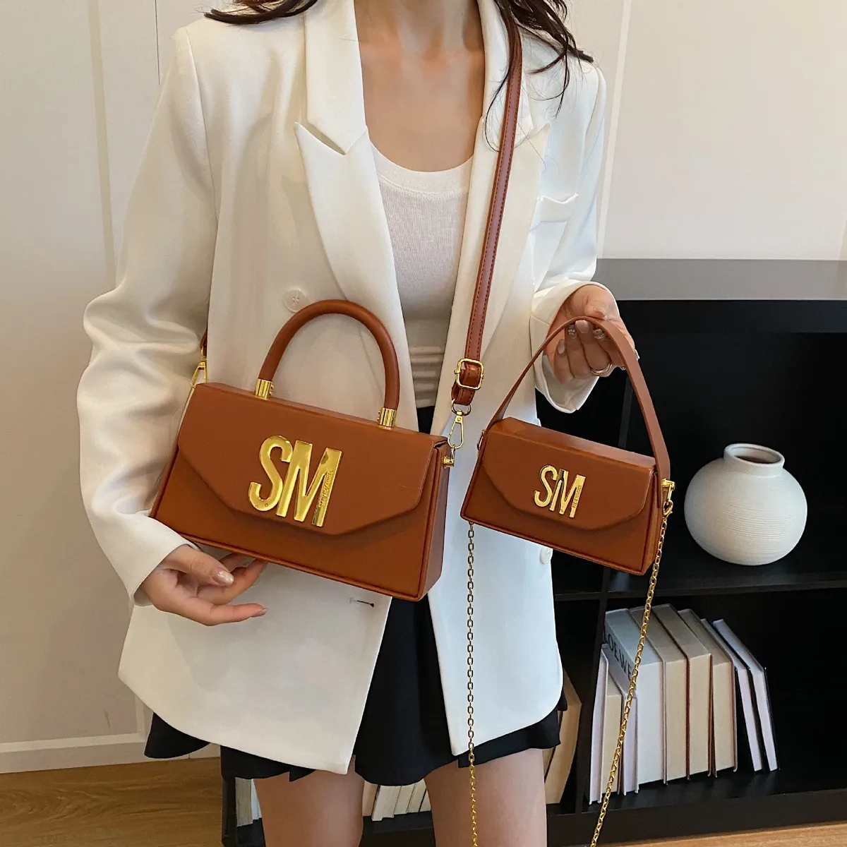 Sac carré à main Steve Madden à texture haut de gamme, sac à bandoulière tendance avec combinaison de tailles, sac boîte à porter en bandoulière pour les trajets quotidiens.