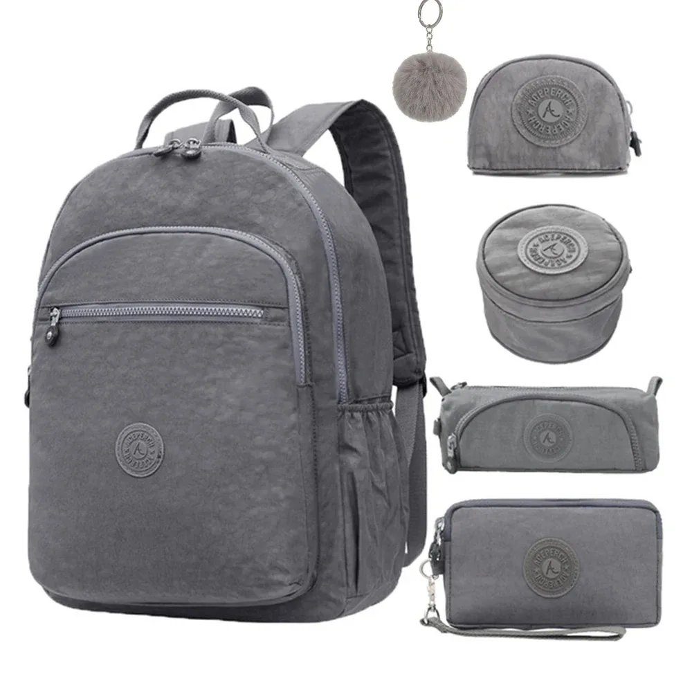 sac dos nylon gris anthracite compartiments poches latérales glissière accessoires pompon porte monnaie voyage école adolescente