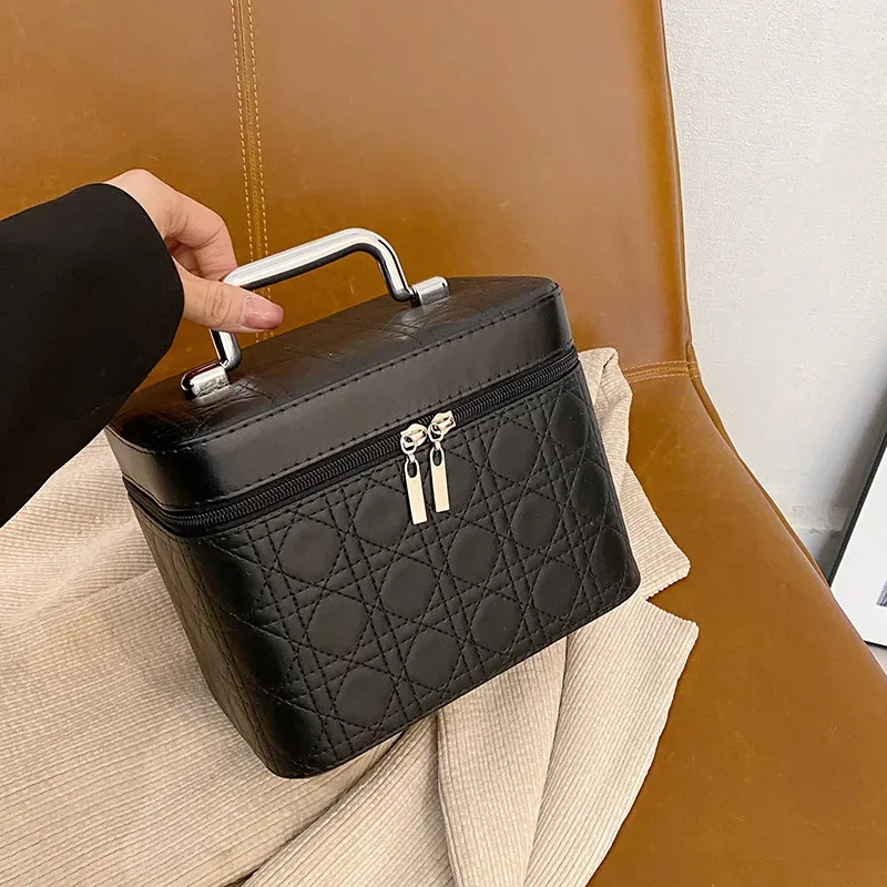 Nouvelle Trousse de Maquillage Grande Capacité 2026 en Couleur Unie avec Broderie, Boîte de Rangement Cosmétique pour Demoiselles d'Honneur et Usage Domestique en Matière PU