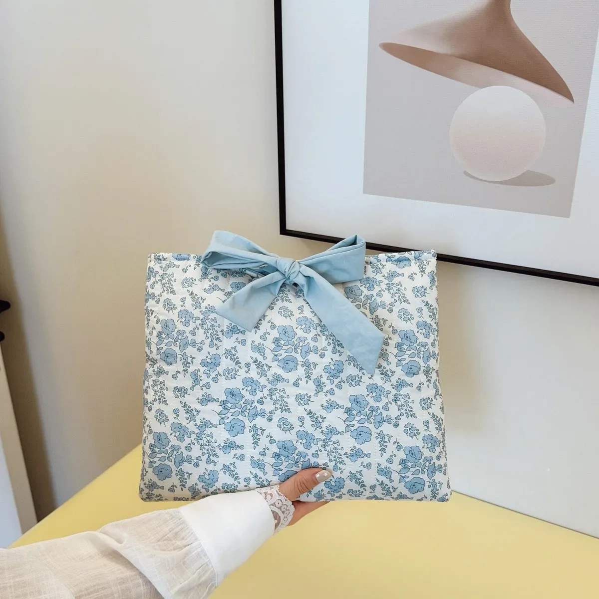 trousse de maquillage matelassée florale avec nœud, grande capacité, multifonctionnelle, pratique, légère, style collégial, doublure non scellée, 1 pièce