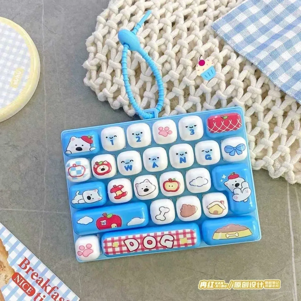 porte-clés portable à 26 touches de clavier pour sacs, sacs à dos, accessoire de costume d'halloween, jouet sensoriel de décompression pour le bout des doigts