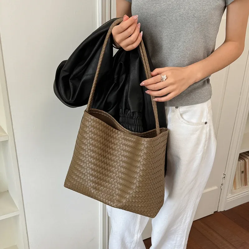 sacs à bandoulière tissés de luxe, nouvelle collection automne 2026, sacs seau en pu grande capacité, sacs fourre-tout vintage pour femmes pour le quotidien