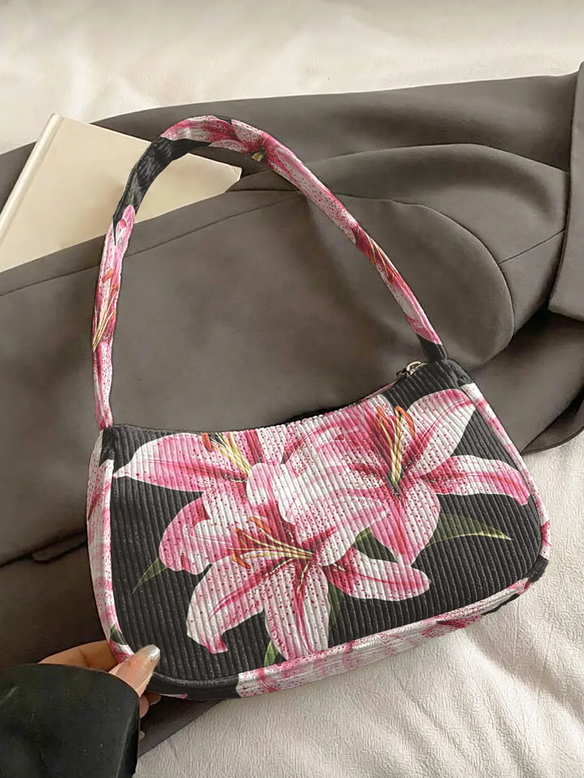 sac à bandoulière tendance à imprimé lys rose, sac sous le bras en velours côtelé noir pour un usage quotidien décontracté