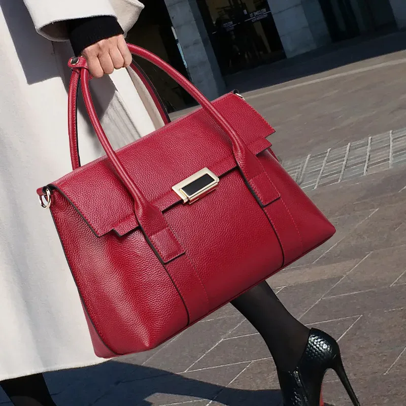 PorteDocuments CuirVache Rouge Doré PoignéeSupérieure FormatCarré UsageVoyage Polyester Intérieur Informatique Trapezoidal Solide StyleCommerce Femmes