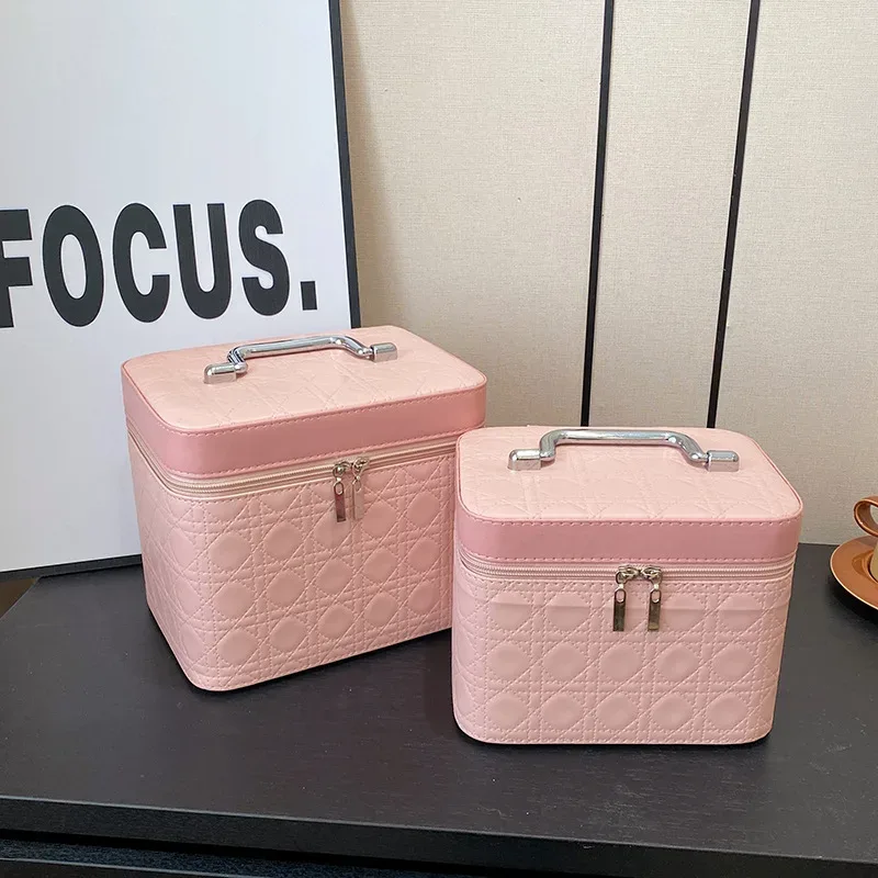 nouvelle trousse de maquillage grande capacité 2026 en couleur unie avec broderie, boîte de rangement cosmétique pour demoiselles d'honneur et usage domestique en matière pu