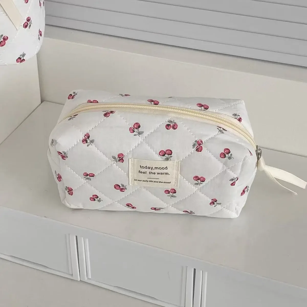 pochette de maquillage cherry pour femmes, sacs cosmétiques tendance, pochette de voyage portable et mignonne, sac à main en coton matelassé avec fermeture éclair