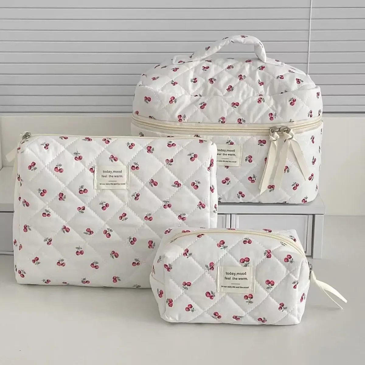 pochette de maquillage cherry pour femmes, sacs cosmétiques tendance, pochette de voyage portable et mignonne, sac à main en coton matelassé avec fermeture éclair