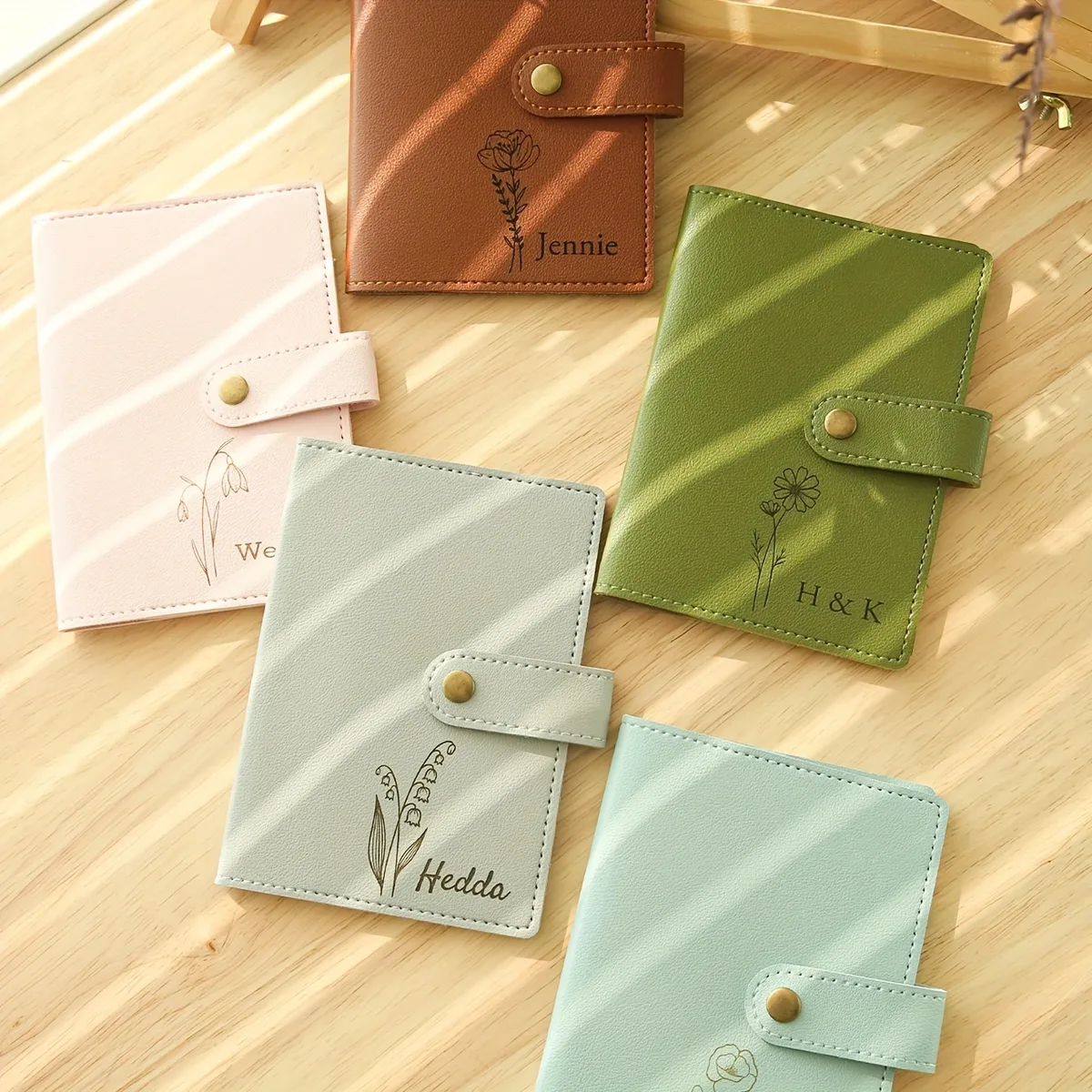 porte-passeport personnalisé en cuir synthétique avec fleur de naissance - nom et motif floral personnalisés, léger et pliable
