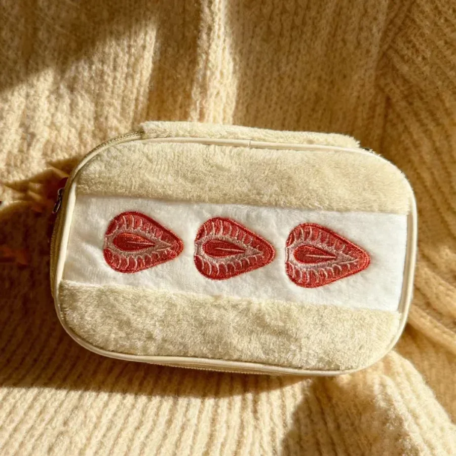 trousse de maquillage en peluche brodée motif fraise, sac de rangement multifonctionnel pour femme, sac à l'aspect esthétique.
