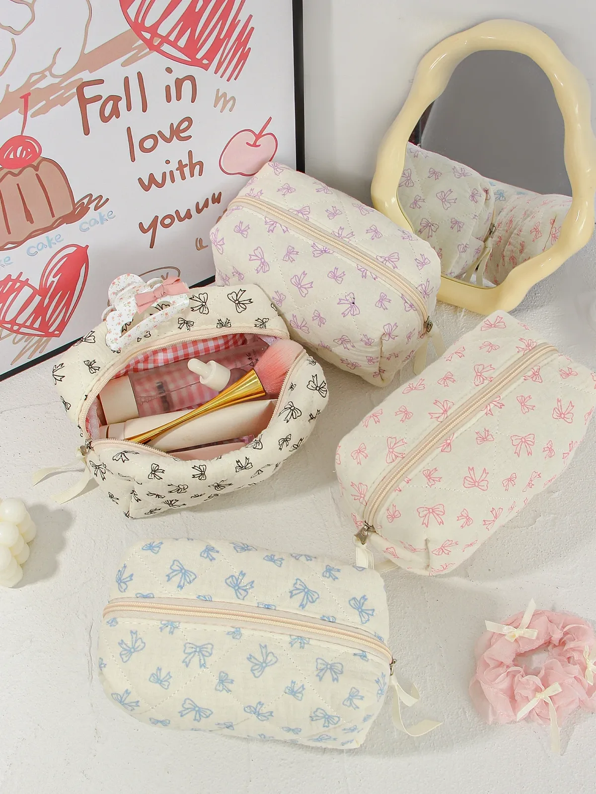 trousse polyester papillons couleurs fond beige voyage maquillage cosmétiques toile douce ovale glissière dorée