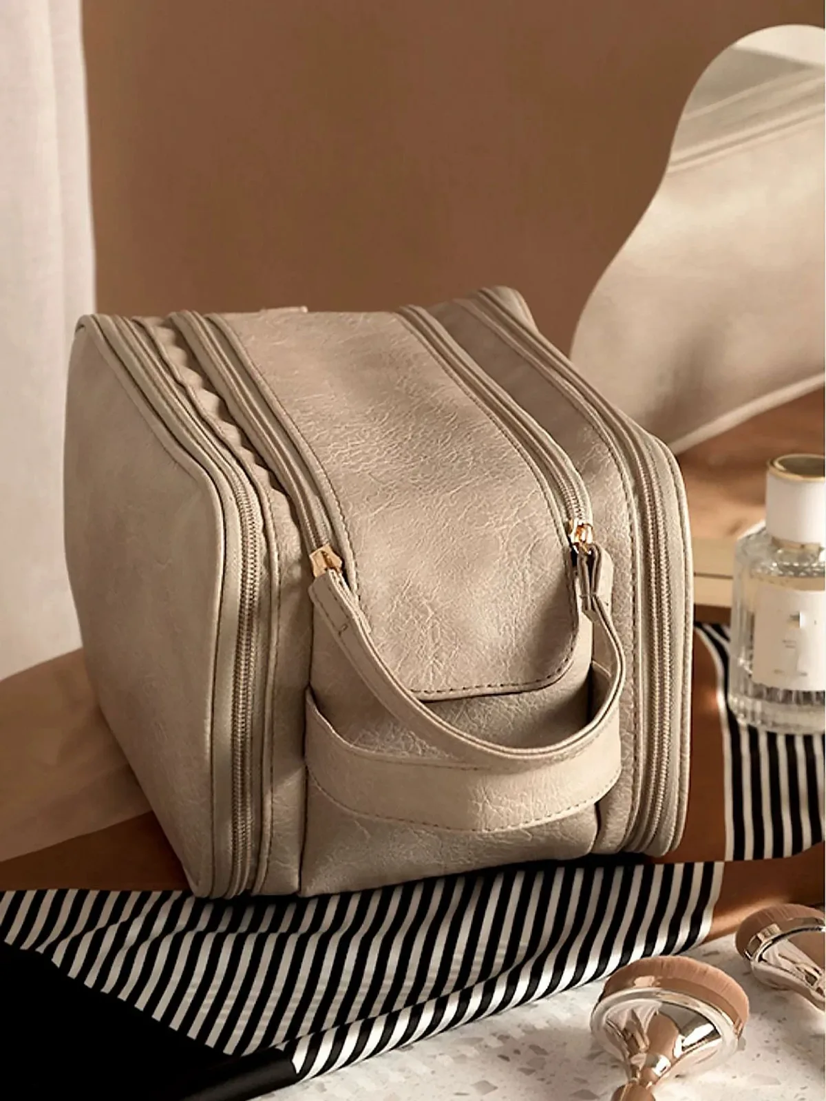 sac de maquillage multifonctionnel pour femmes, grande capacité, portable, haut de gamme pour les voyages, sac de rangement pour pinceaux de maquillage et articles de toilette.