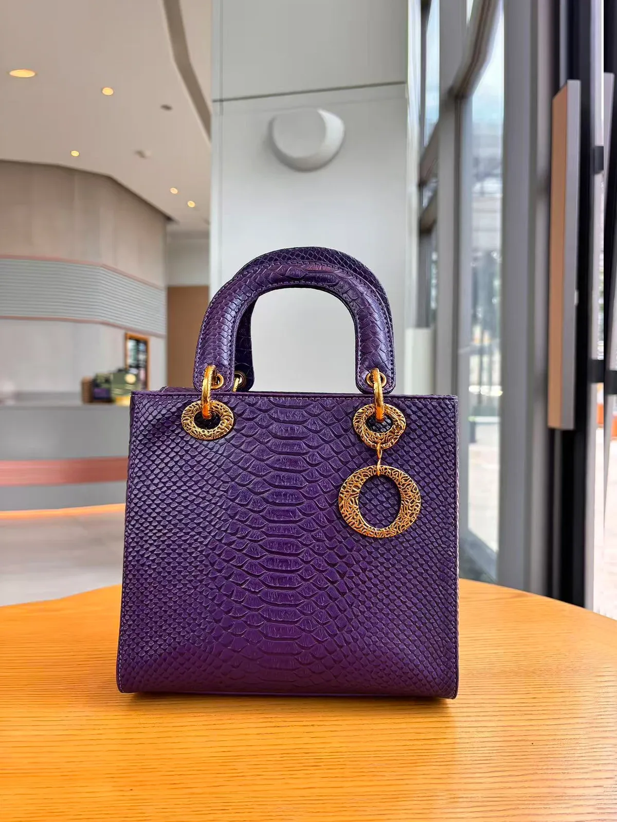 nouveau sac à main femme luxe 2026, motif serpent, design de niche, texture raffinée, petit sac exotique, sac à bandoulière polyvalent pour le quotidien