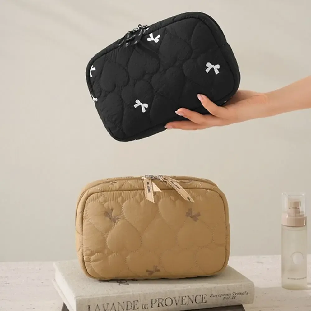 pochette de maquillage matelassée tendance, légère, avec nœud en forme de cœur, grande capacité, sac de toilette de voyage pour femmes