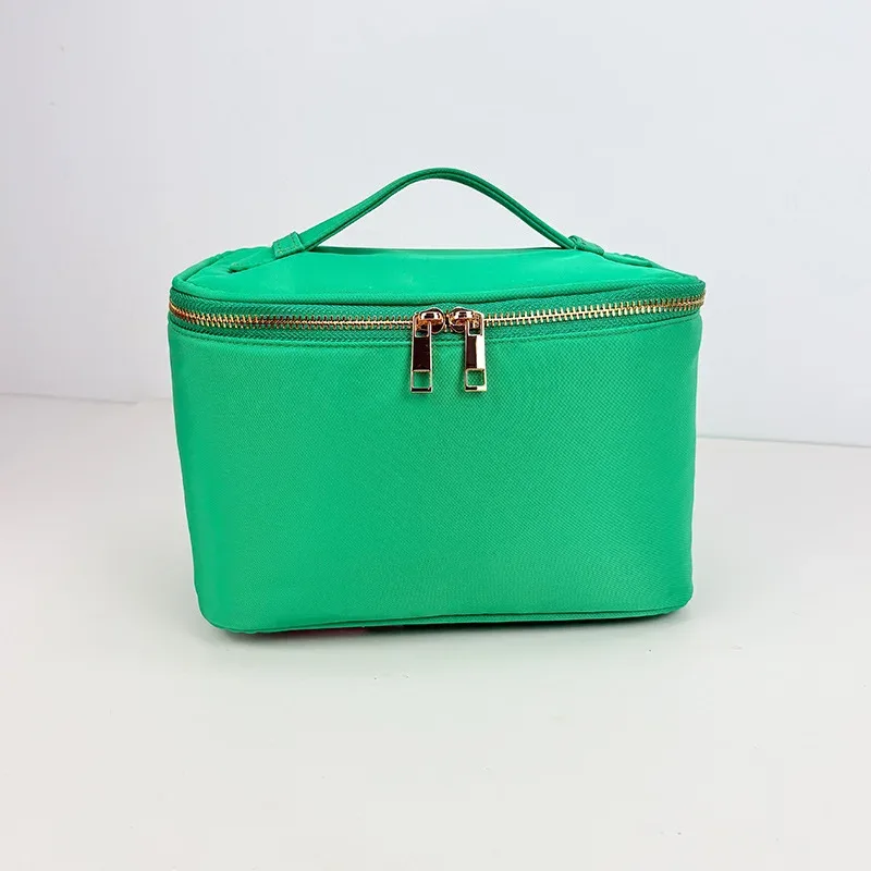 sac cosmétique nylon vert pastel fermeture éclair poignée dorée organisation maquillage voyage soirées pyjama