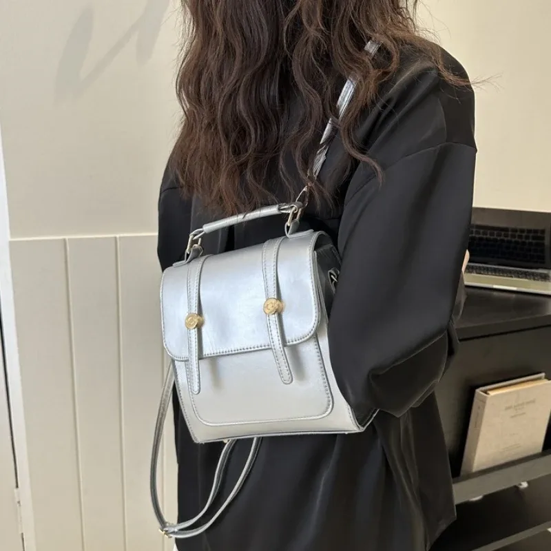 sac à dos décontracté vintage en similicuir avec breloque en peluche mignonne, sac à bandoulière rétro à rabat avec poignée supérieure pour femme, idéal pour les trajets quotidiens