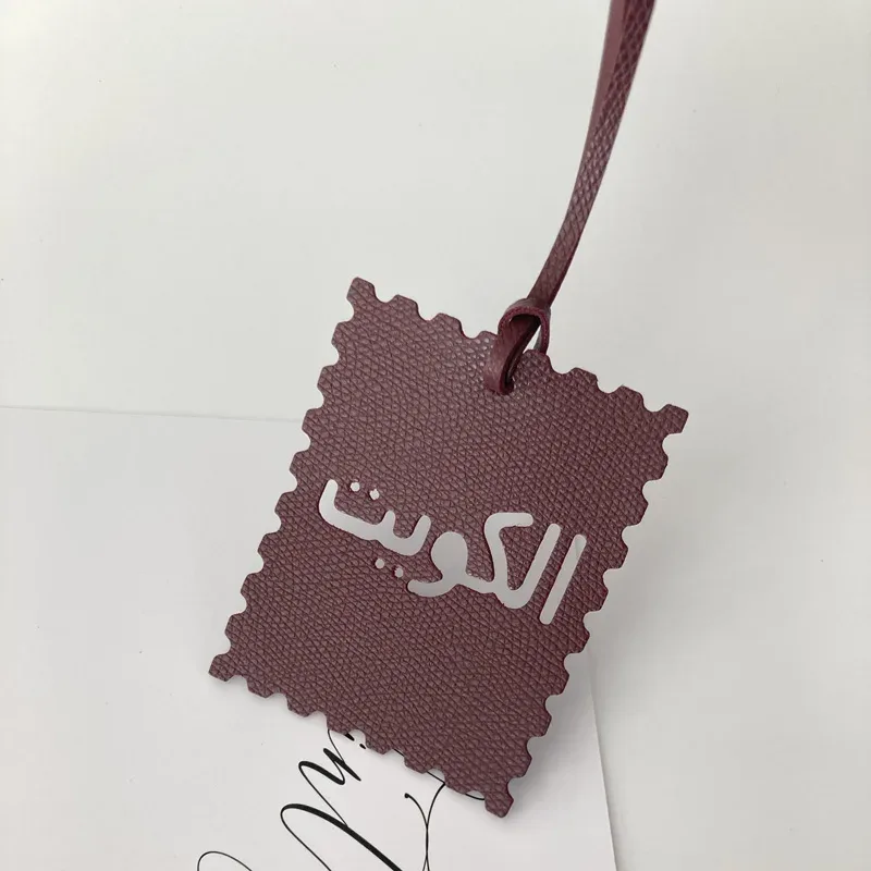 étiquette bagage imitation cuir motif dentelé couleur multiple texte arabes voyage identité valises nom adresse
