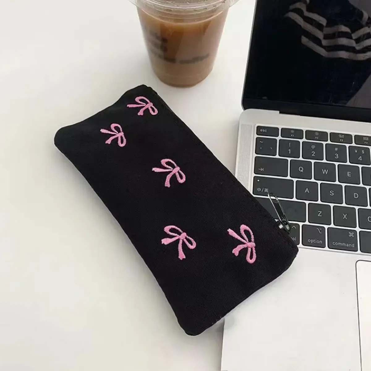 pochette à stylos noire brodée avec nœud, sac de rangement cosmétique au design élégant, sac à cosmétiques simple style ins, 1 pièce (direction de fermeture éclair aléatoire)