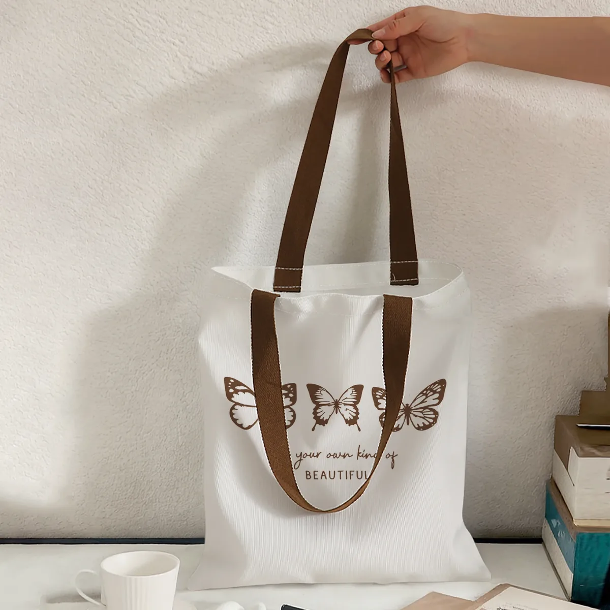 sac fourre-tout à bandoulière de grande capacité avec imprimé de lettres inspirantes et motif papillon marron, pour le shopping, les voyages et l'usage quotidien