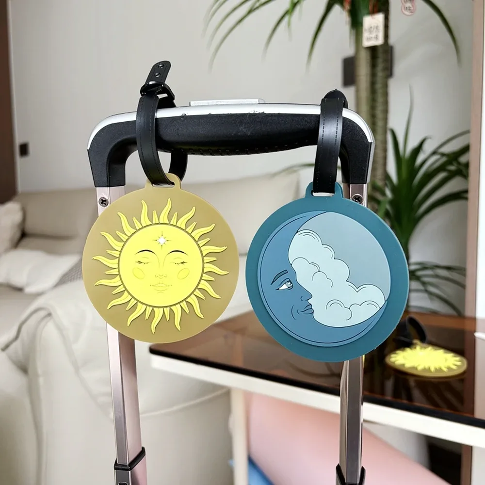 étiquette bagage pvc circulaire jaune bleue visage souriant nuageux voyage lot deux pièces identification valise nom adresse