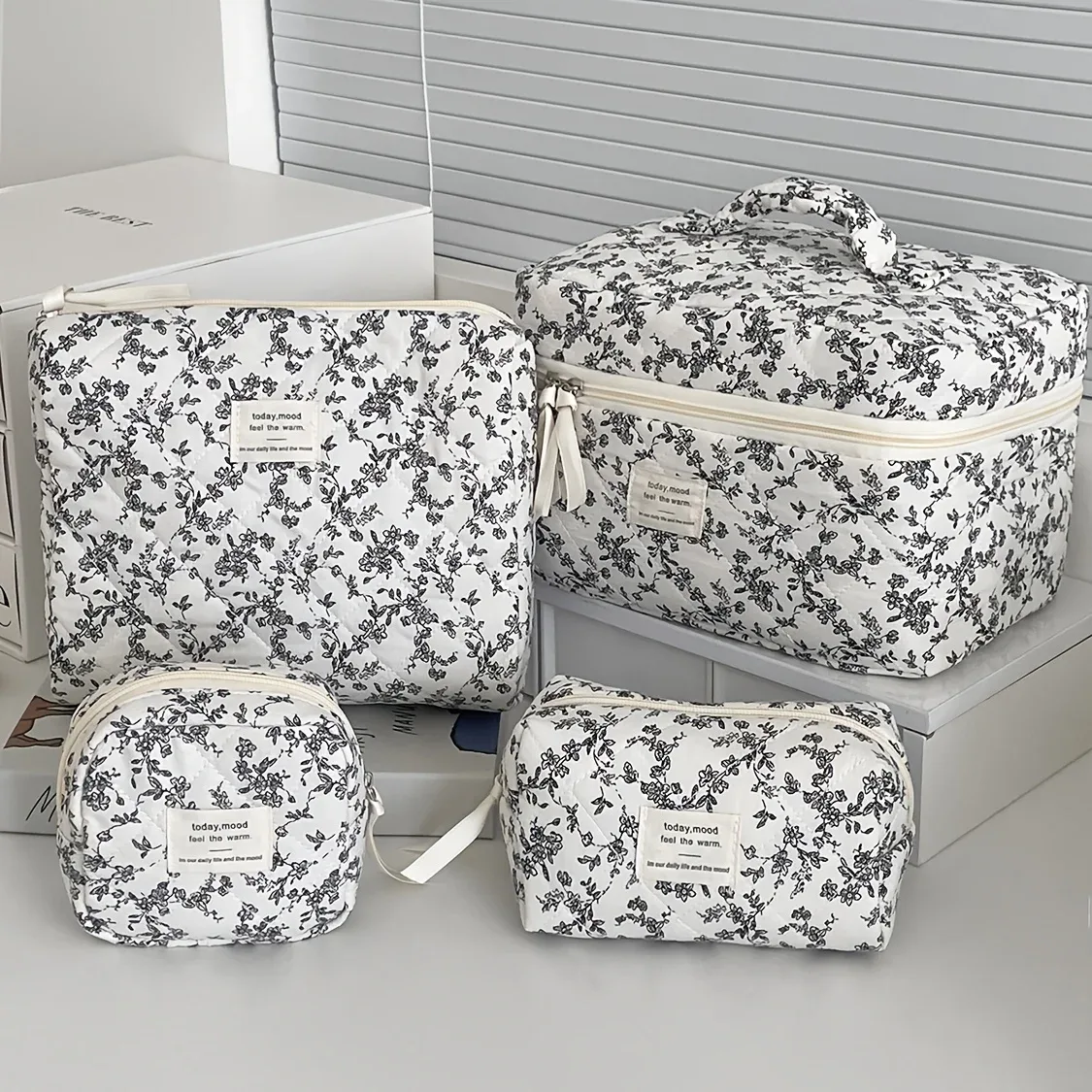trousse cosmétique tissu coton fleur noire blanc voyage petite pochette carrée fermeture glissière étiquette mood durabilité