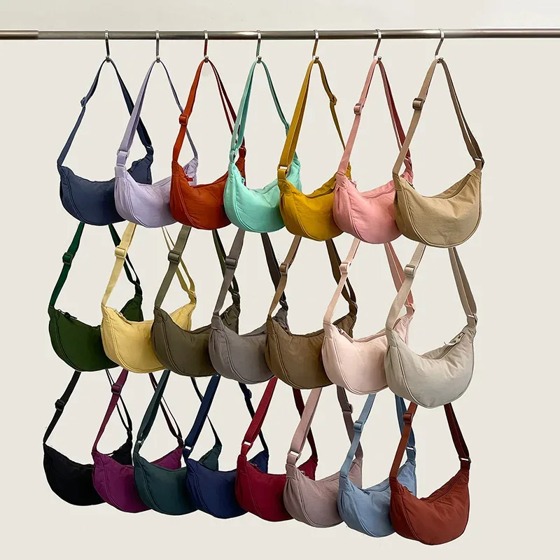 sac bandoulière polyvalent en nylon léger, durable et élégant, disponible en plus de 20 couleurs vibrantes pour un usage quotidien, les voyages et les sorties.