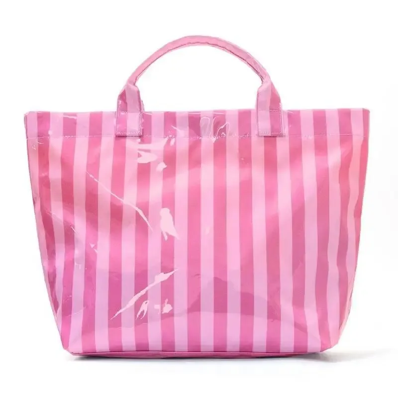 ce sac fourre-tout en pvc résistant à l'eau présente un motif rayé rose et bleu, une grande capacité et convient pour faire du shopping à la plage.