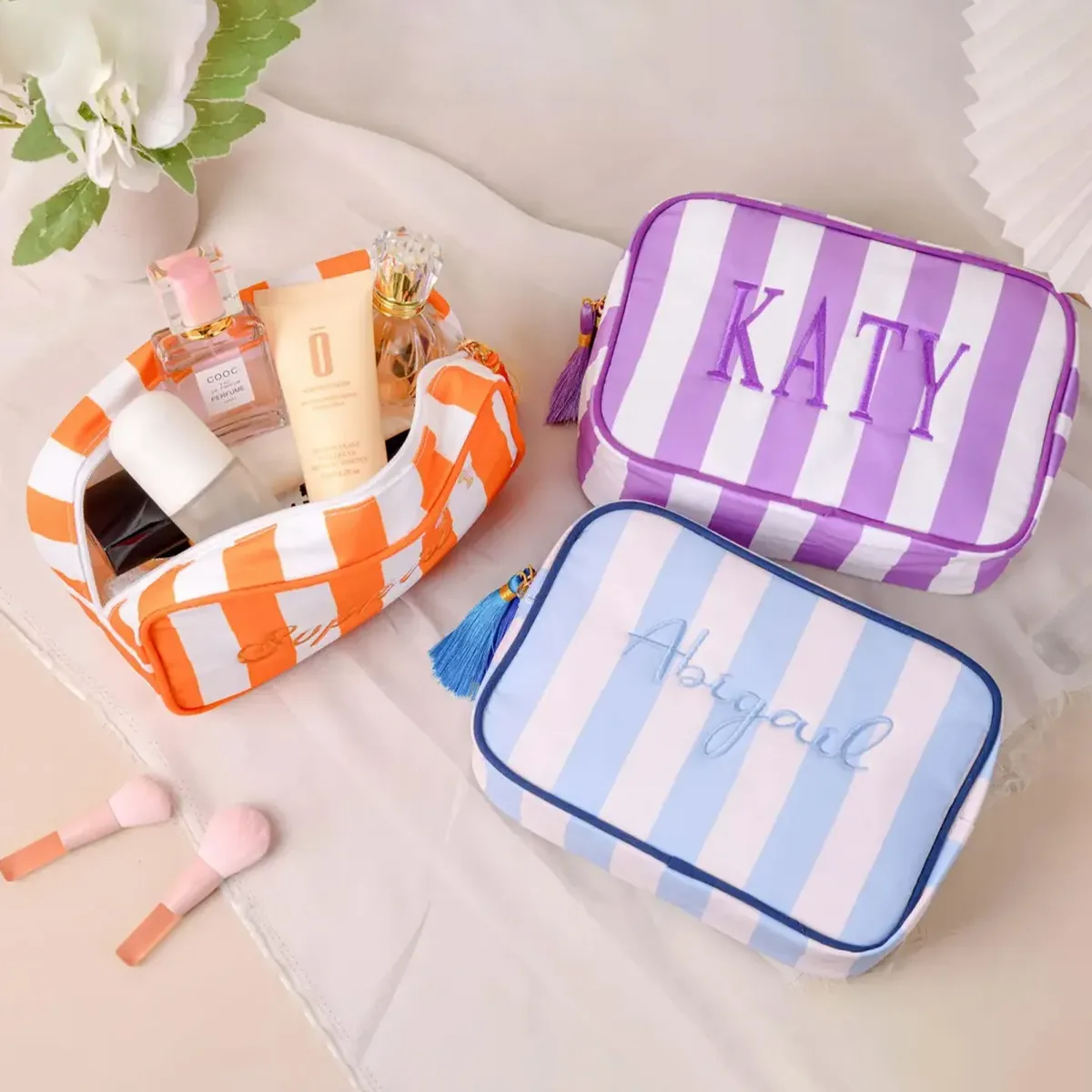 pochette de maquillage personnalisée brodée en seersucker, rayée et matelassée, pour cosmétiques, cadeau de mariage pour demoiselle d'honneur, organiseur de voyage pour articles de toilette avec fermeture éclair
