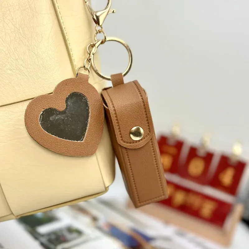 trousse toilette cuir motif coeur poignée portecles beige rose noir marron rouge voyage cosmetique miniature
