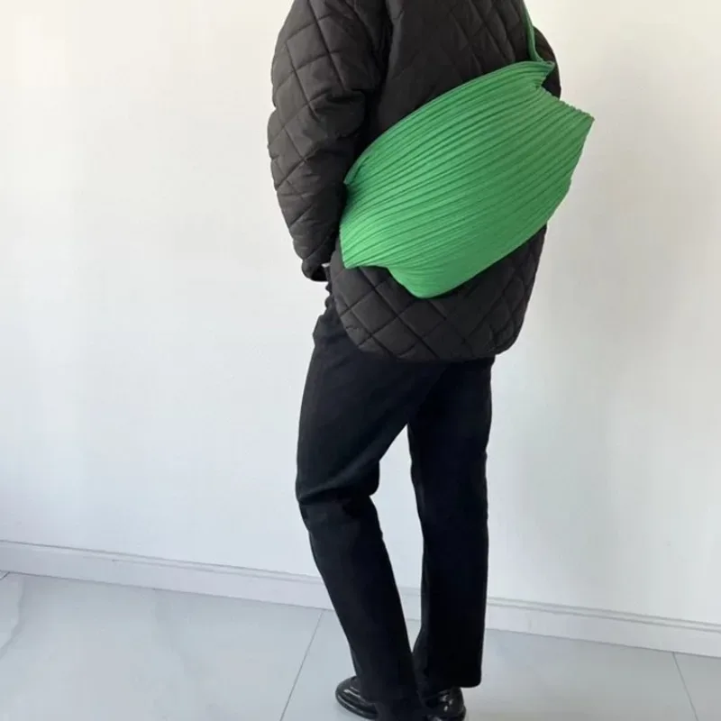sac bandoulière miyake japonais décontracté et sportif, plissé, style gyoza, pour hommes et femmes, avec grande capacité et fermeture éclair simple -- sans étiquette