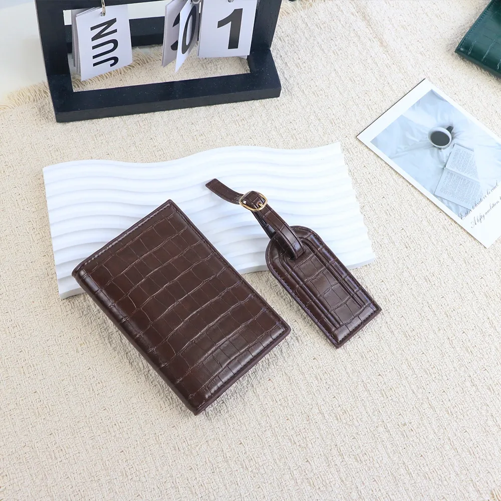 portedocuments etiquettebagage personnalisation prénomlisa motifcrocodile couleurmarron accessoirevoyage portepasseport setaccessoires bagages cuirpu modevoyage identificationvalise nomadresse