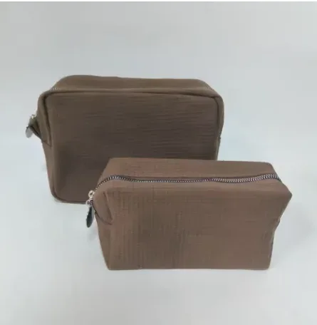 trousse de toilette personnalisée en tissu gaufré : pochette de toilette monogrammée | organisateur de voyage avec nom brodé | cadeau pour une future mariée