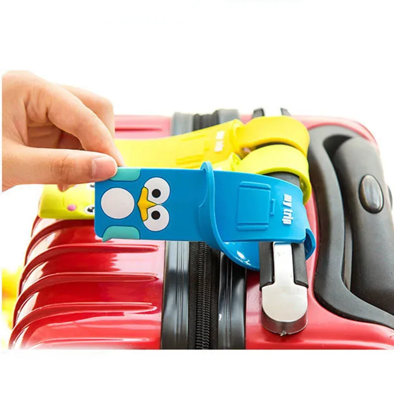 étiquette bagage plastique souple animaux colorés jaune bleu vert rouge turquoise fenêtre nom numéro téléphone adresse voyage enfant adulte