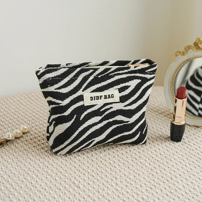 trousse toilette polyester noir blanc motifs points zip doré format carré oreiller minimaliste cosmétiques voyage femmes