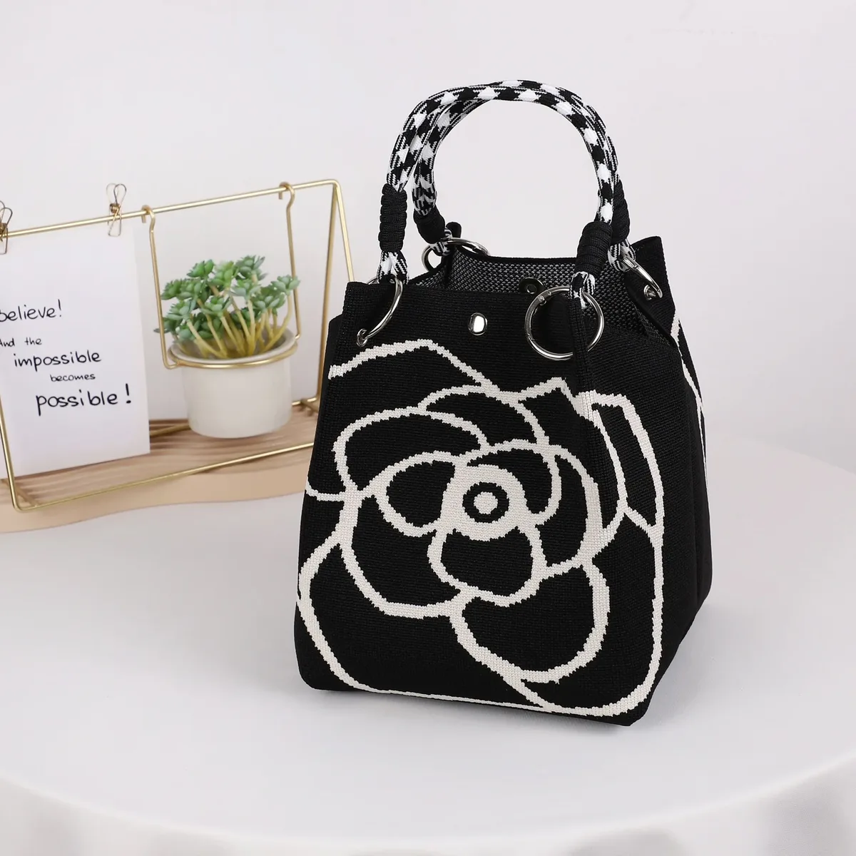 mini sac fourre-tout géométrique pour femme, noir et ivoire, sac à main graphique avec poignée anneau, sac compact pour tenues de style coréen