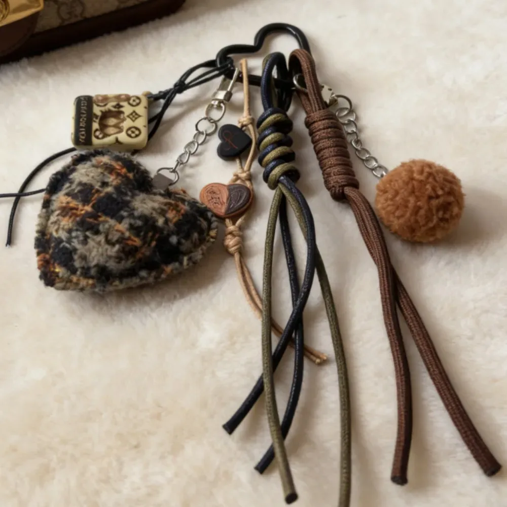 breloque de sac vintage à motif écossais, cœur et étoile avec pompon, pendentif de sac esthétique rétro pour sac fourre-tout, sac à dos, sac bandoulière, accessoire de mode quotidien