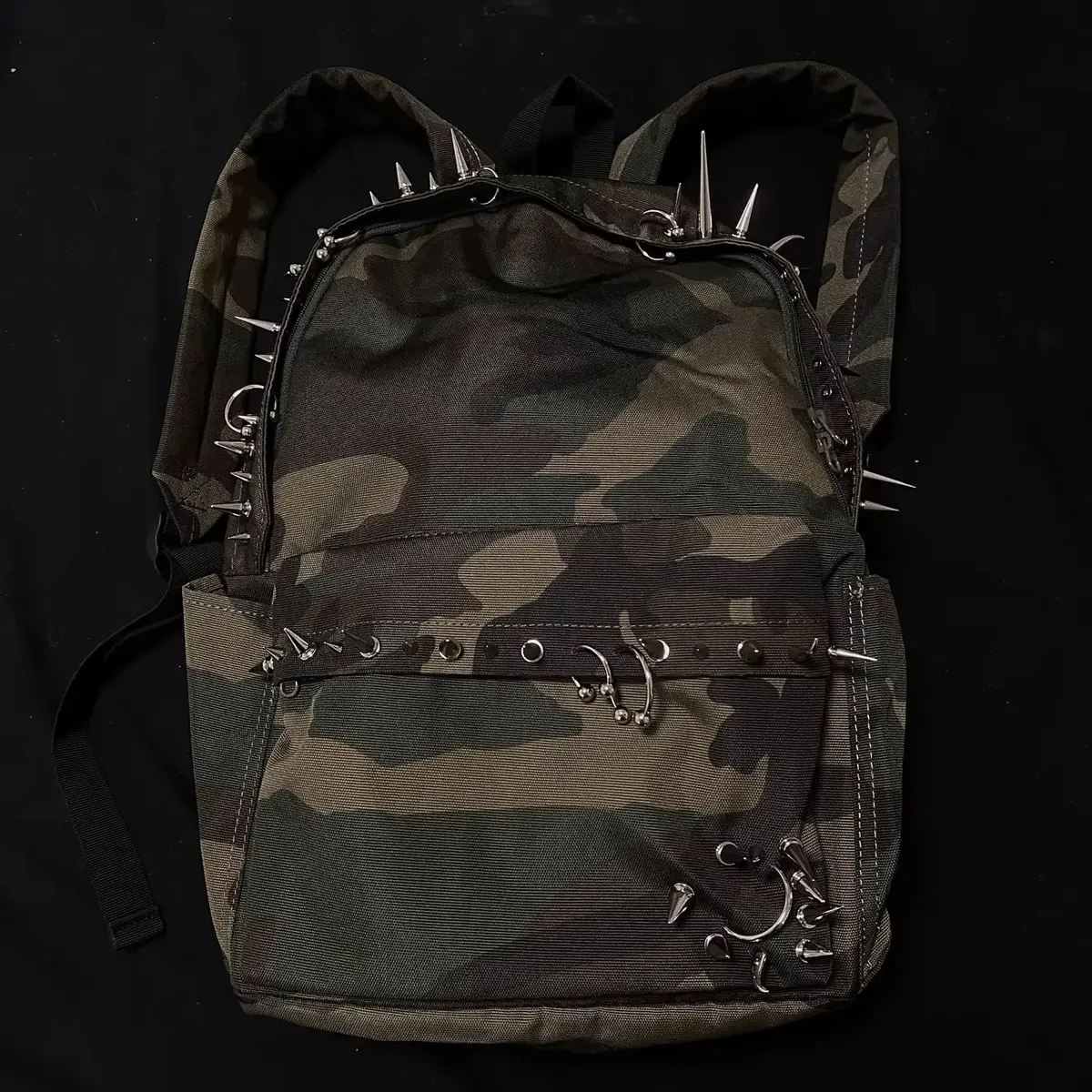 sac à dos imprimé camouflage à rivets punk pour hommes et femmes, sac à dos conçu à la mode