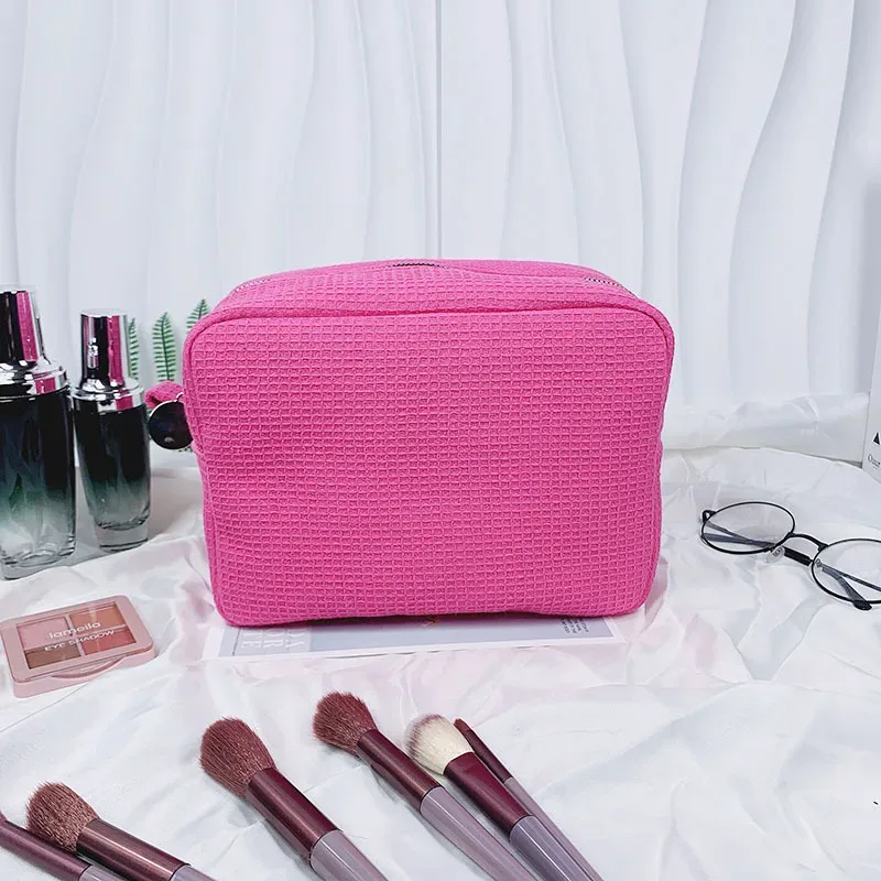 trousse de toilette personnalisée en tissu gaufré : pochette de toilette monogrammée | organisateur de voyage avec nom brodé | cadeau pour une future mariée