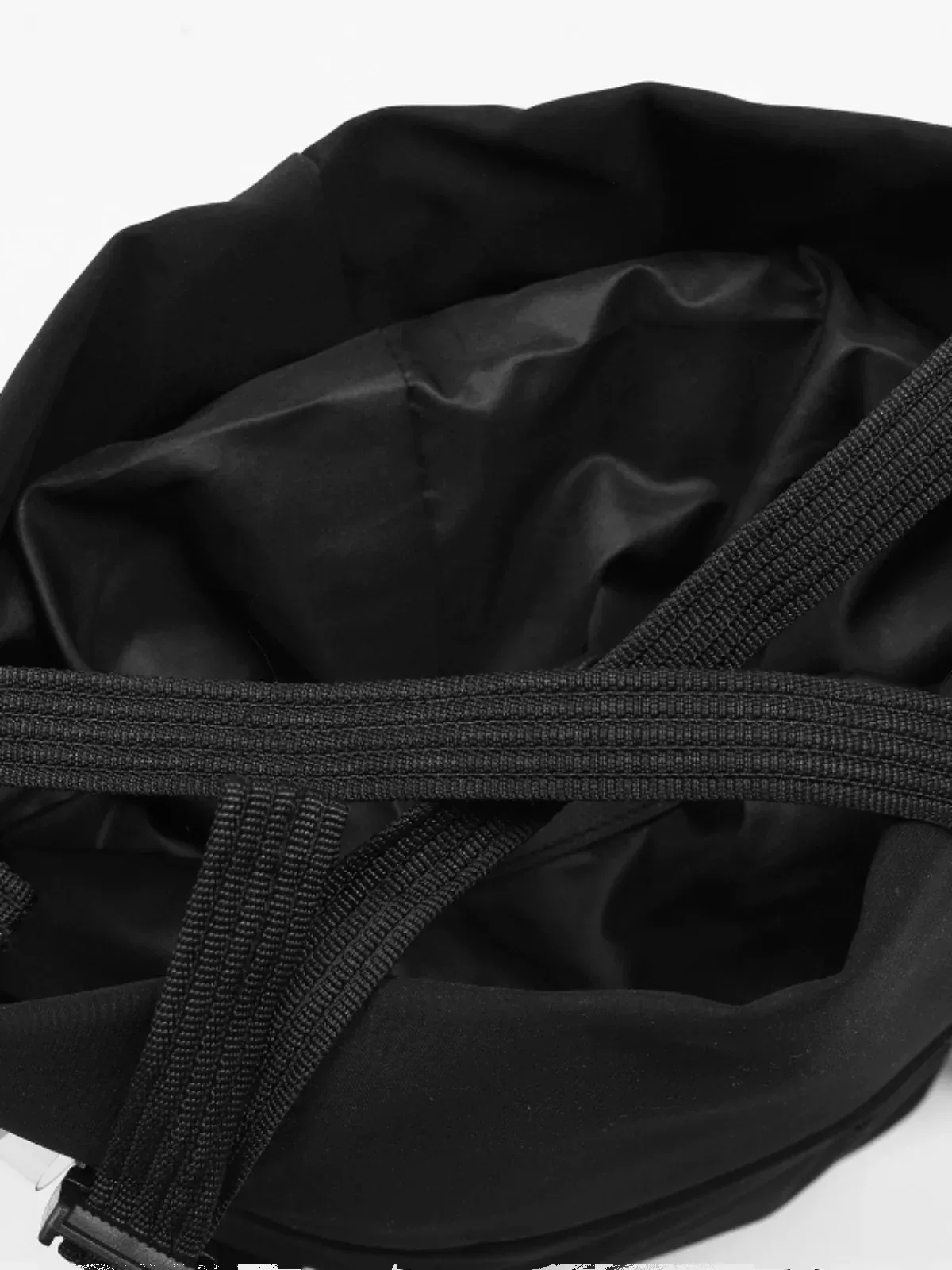 sac dos nylon noir forme trapézoïdale bandoulière arquée chaîne intérieur informatique moto rubans capacité grand voyage