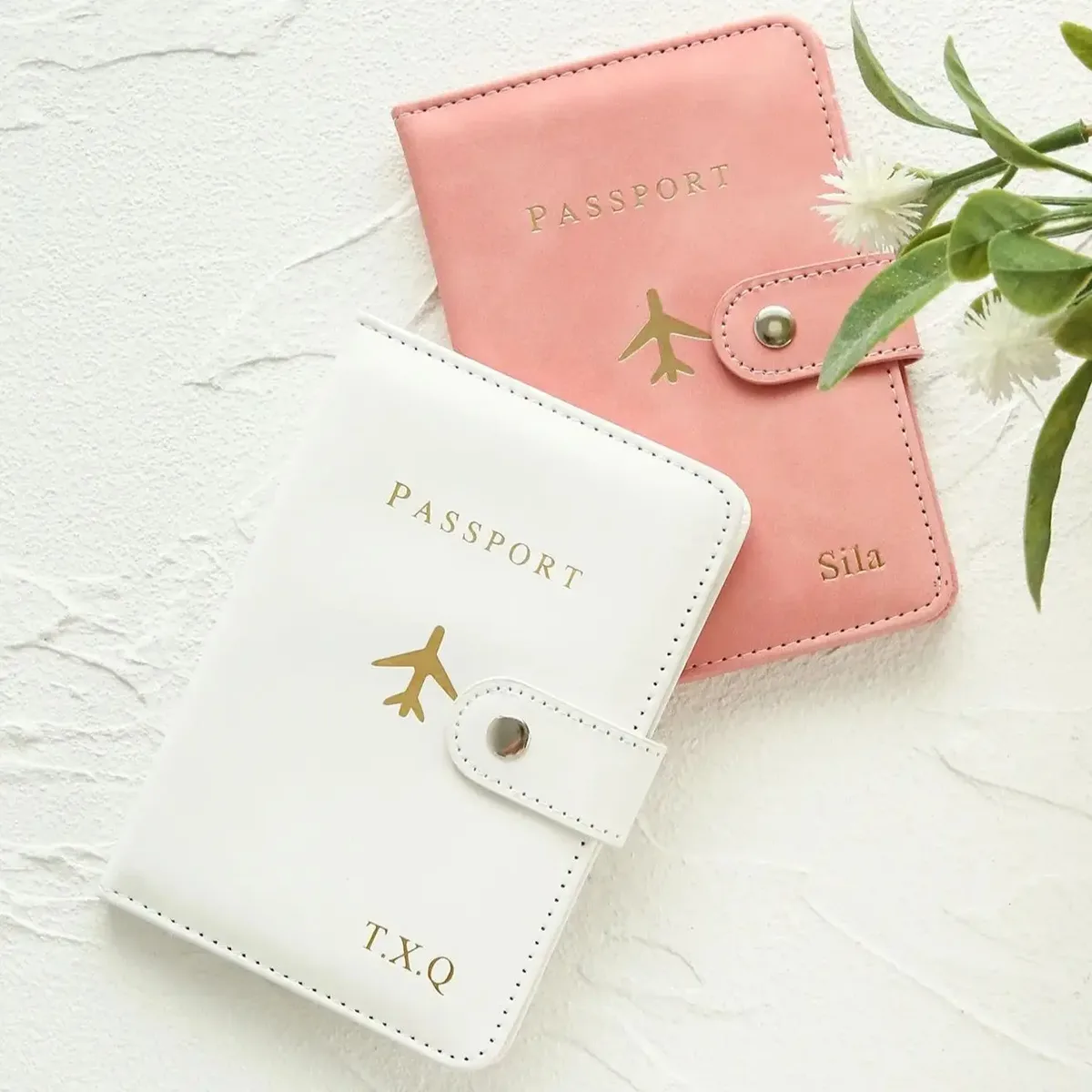 housse de passeport personnalisée avec texte doré, portefeuille chic à boucle pour homme et femme, estampage à chaud du nom, porte-passeport pour les voyages