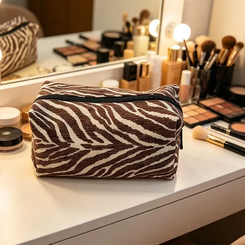 pochette cosmétique en forme de toast, motif zèbre, en chenille, grande capacité, pochette de rangement portable pour voyage, sac à maquillage esthétique