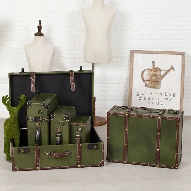 valise cuir pu vert foncé rivets dorés poignées cuir marron intérieur noir voyage décoration