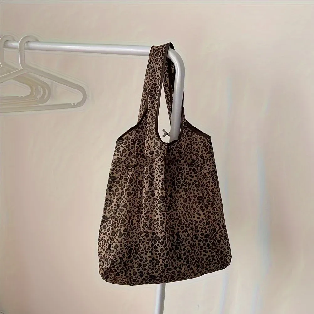 sac fourre-tout pliable à imprimé léopard – fabriqué en nylon/polyester léger et durable, avec un motif à pois marron, sac à main décontracté étanche, adapté aux voyages, aux courses, à l'usage quotidien et à une tenue