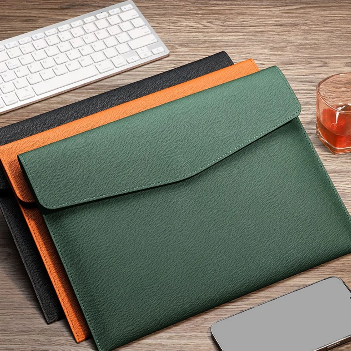 pochette cuir vert grainé loquet fermée aimant rectangulaire qualité supérieure usage professionnel voyage business
