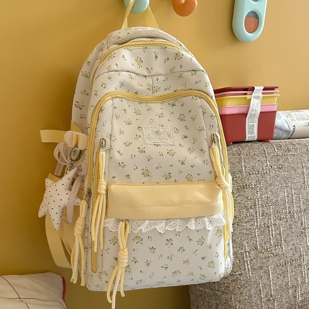 sac à dos à imprimé floral avec décor en dentelle, ultra léger, avec pendentif étoile, esthétique fraîche, grande capacité, idéal pour les trajets quotidiens.