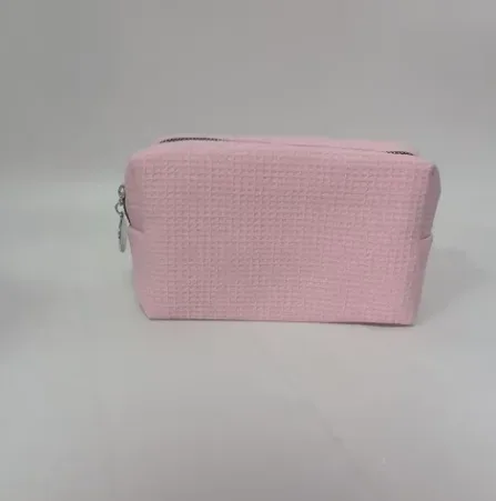trousse de toilette personnalisée en tissu gaufré : pochette de toilette monogrammée | organisateur de voyage avec nom brodé | cadeau pour une future mariée