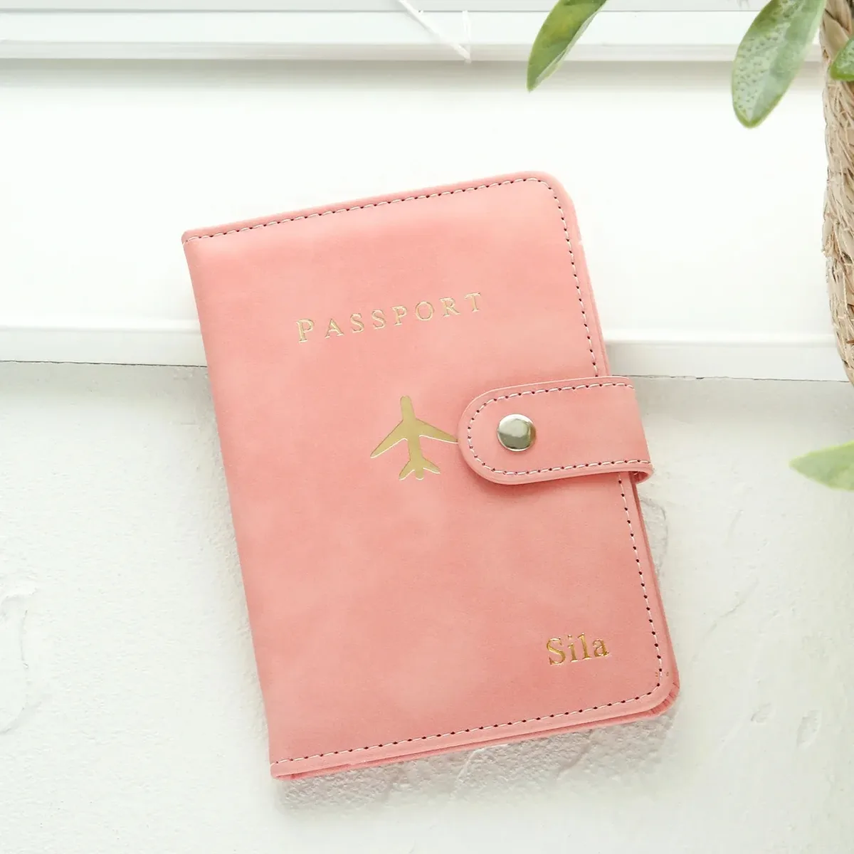 housse de passeport personnalisée avec texte doré, portefeuille chic à boucle pour homme et femme, estampage à chaud du nom, porte-passeport pour les voyages
